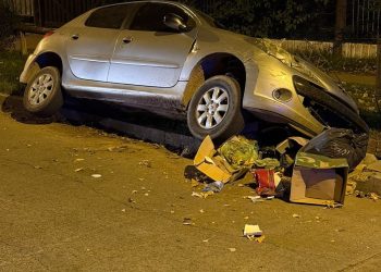 Conductora alcoholizada chocó y terminó adentro de una acequia