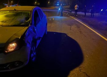 Grave choque entre una moto y un auto con un conductor ebrio: una mujer quedó internada en terapia intensiva