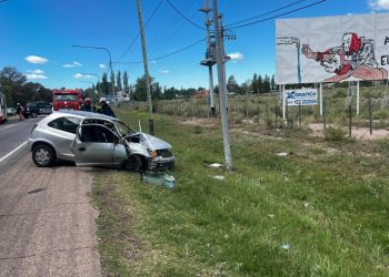 Choque contra una luminaria en Ruta 143: dos personas heridas en Las Paredes