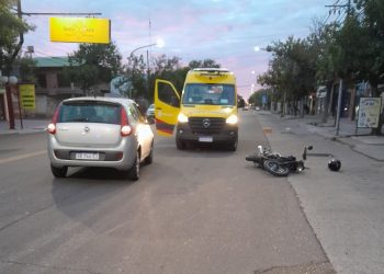 Choque entre un auto y una moto en avenida Sarmiento: dos personas lesionadas