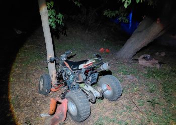 Manejaba un cuatriciclo por la ruta 143: un menor resultó herido tras chocar con un árbol