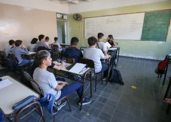 Secundaria en 2025: más del 98% de los alumnos empezó y terminó el año y más del 20% repitió