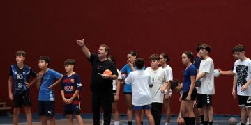 Eduardo Gallardo y Priscila Álvarez brindaron un Campus de handball
