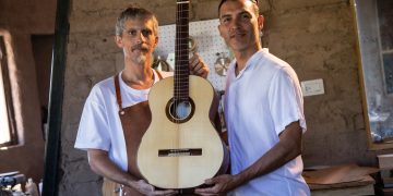 De la amistad al escenario: lanzan una guitarra mendocina creada por un músico lujanino y un luthier sanrafaelino