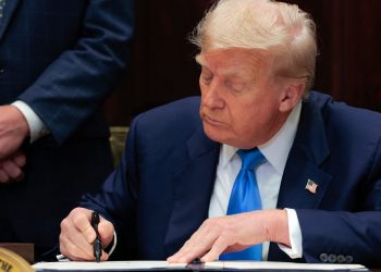 Trump dice que EEUU estudia «reducir gradualmente» las operaciones militares en Irán