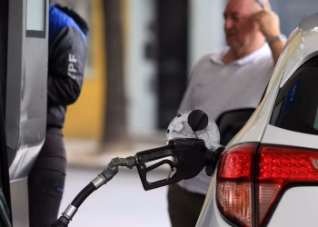 El gobierno permitirá agregarle más bioetanol a las naftas para amortiguar el precio del petróleo: Qué significa