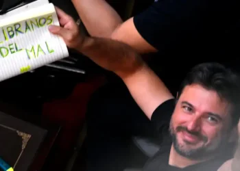 Grabois exhibió cartel contra Milei en el Congreso