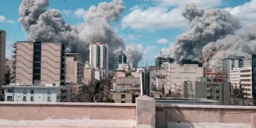 Después de la muerte del líder supremo de Irán, Israel bombardea Teherán