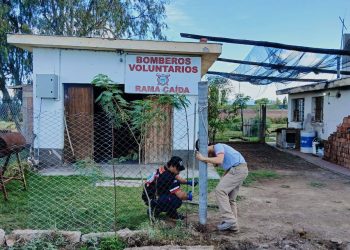 Bomberos de Rama Caída ponen en valor su cuartel con tareas de mantenimiento y mejoras