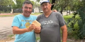 Un gesto vale más que mil palabras: trabajaba en la calle, encontró un sobre con dólares y lo devolvió