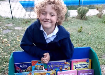 Tiene siete años, creó una biblioteca sobre ruedas en una plaza de Mendoza y ahora escribe su propio cuento
