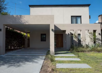 En cuánto está valuada la casa de lujo que Manuel Adorni tendría en un country Premium