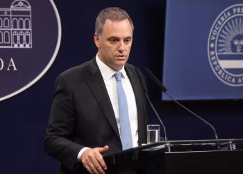 Citan a declarar a la escribana que certificó la compra del departamento de Adorni en Capital Federal