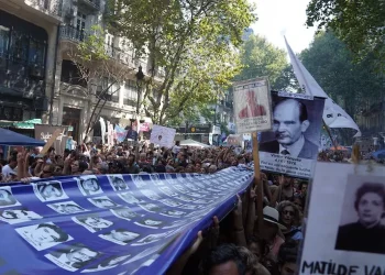 Miles de personas participan de la manifestación en Plaza de Mayo por los 50 años del golpe militar