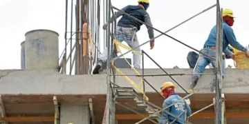 Albañiles: cuánto se cobra la hora de trabajo en abril 2026, según la escala Uocra