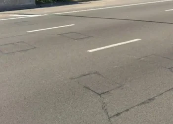 ¿Qué significan estas misteriosas figuras que aparecen en el asfalto?