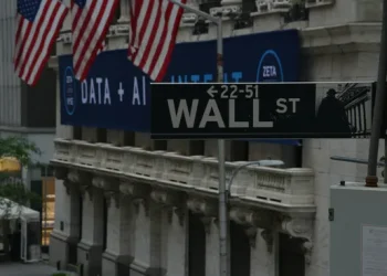 Mercados en alerta: Wall Street opera con volatilidad, mientras el petróleo cae por debajo de los u$s100