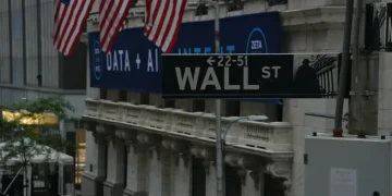 Mercados en alerta: Wall Street opera con volatilidad, mientras el petróleo cae por debajo de los u$s100