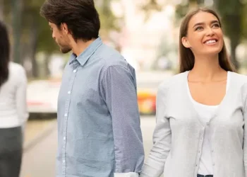 Generación Z: uno de cada tres hombres cree que la esposa debe obedecer