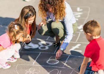 El derecho al juego vuelve a ponerse en agenda y advierten por el impacto de las pantallas en niños y jóvenes