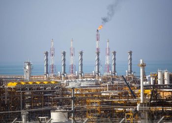 El petróleo como arma: las implicancias globales del ataque de EE.UU. e Israel a Irán, el «no presentaba una amenaza inminente» de Kent y el cierre del Estrecho de Ormuz