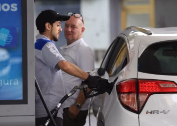 Los combustibles aumentaron hasta 16% en lo que va de marzo y los analistas advierten por nuevos ajustes