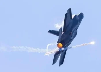 Irán asegura haber derribado un caza de EE.UU. y ofrece recompensa por el piloto