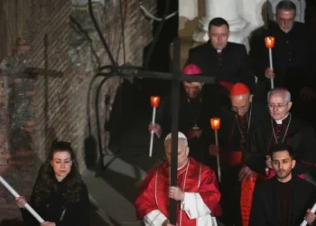 León XIV protagonizó un inédito Vía Crucis en el Coliseo y pidió por la paz