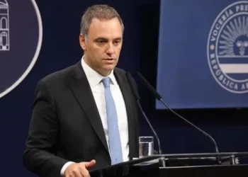 Adorni financió otro departamento con dólares de dos particulares