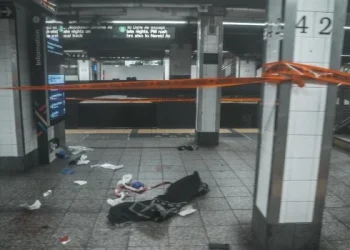 La policía mató a un hombre que apuñaló a varias personas en el metro de Nueva York