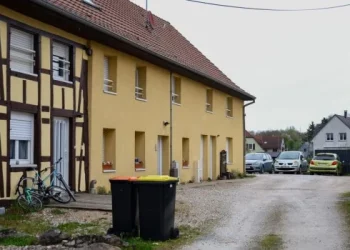 Francia: hallan a un niño de 9 años tras vivir encerrado en una camioneta desde 2024, desnutrido y sin poder caminar