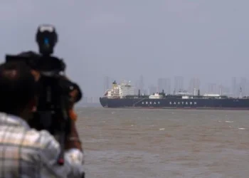 Irán afirma que tiene el control de Ormuz y advierte a buques militares que se acerquen