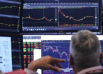 Los bonos argentinos caen y el riesgo país repunta ante amenaza arancelaria de EE.UU.