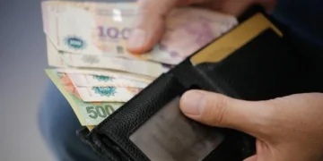 Los salarios volvieron a perder contra la inflación: subieron 2,4% en febrero