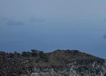 La Guardia Revolucionaria de Irán abre fuego contra tres buques en el estrecho de Ormuz