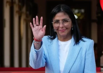 Nueva era: Delcy acude al FMI y Cabello la defiende