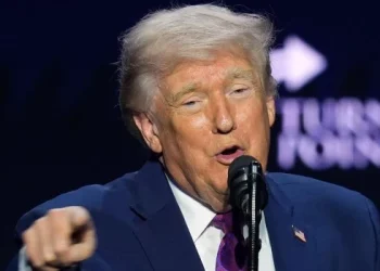 Trump intensifica la presión sobre Irán con sanciones a una refinería china y a 40 navieras