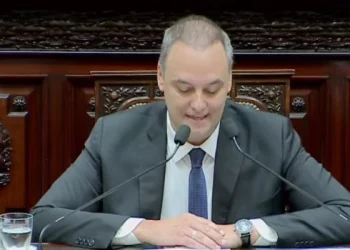 Adorni denuncia una operación golpista del peronismo, empresarios y medios