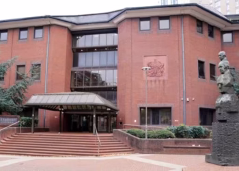 Un nene de 12 años abusó y estranguló a una mujer de 60: la decisión de la Justicia de Reino Unido