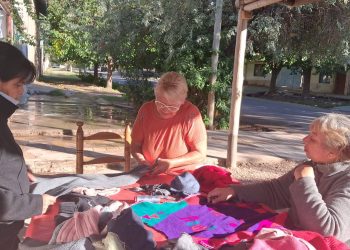 Madres Cocinando abrigan con solidaridad: confeccionan frazadas con material reciclado