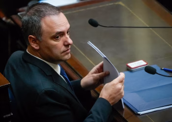 Con el respaldo de Javier Milei, Manuel Adorni se cruzó con la oposición en el Congreso y desafió: “No voy a renunciar”