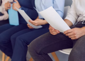 Cuatro de cada 10 trabajadores argentinos buscan un segundo empleo para llegar a fin de mes, según una encuesta