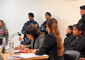 “Lo bañaban con agua fría y pedía agua calentita”: el testimonio revelador de una maestra contra la mamá de Ángel