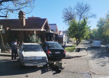 Choque entre dos autos en una esquina de San Rafael: tres personas con lesiones leves