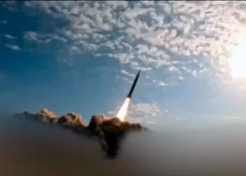 Irán lanza misiles contra Israel y vecinos del golfo