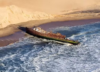 Cómo es Costa de los Esqueletos: el inquietante rincón del mundo donde aparecen barcos hundidos y huesos de ballenas