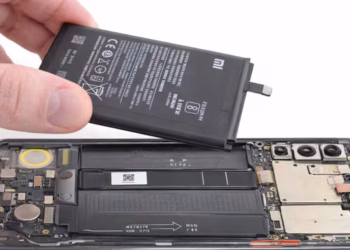 Por qué se dejaron de fabricar los celulares con baterías extraíbles y cómo cambiarán a partir de 2027