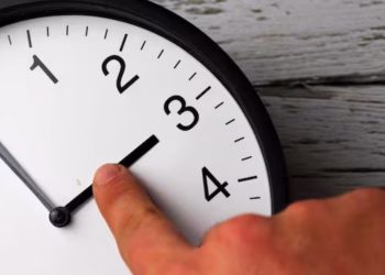 Ni “hrs” ni “hs”: la RAE confirmó cuál es la forma correcta de abreviar la hora