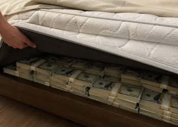 Para economista libertario, la inflación va bajando y la recesión se solucionará cuando todos los argentinos saquen los «dólares del colchón»