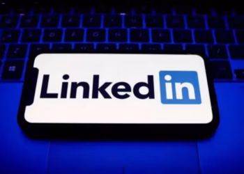 Denuncia contra LinkedIn: la plataforma habría espiado a millones de usuarios con un código oculto